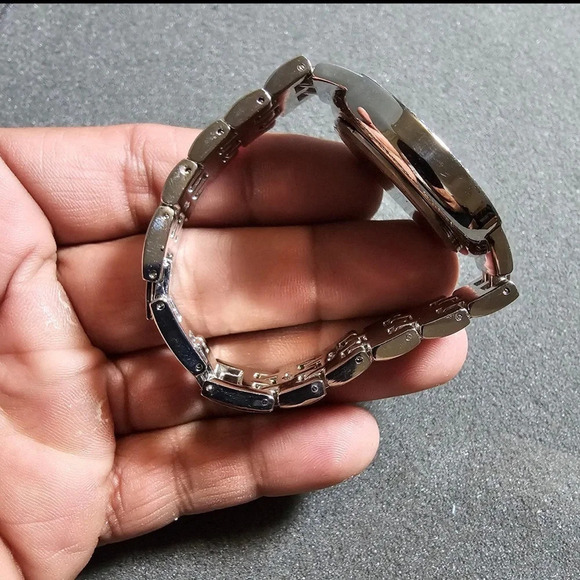 I.N.C Ladies Quartz Fashion Watch Silver Tone Mother Of Pearl Dial Working - Picture 8 of 9